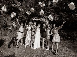 Un groupe de femmes célèbrent le mariage de leur meilleure amie avec un jeté de chapeau de paille. Photo sépia flashnoah
