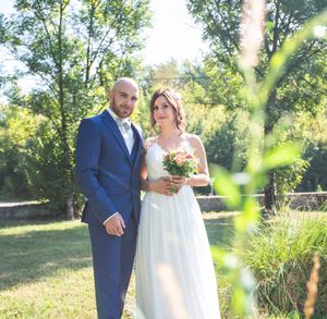 Couple de jeune mariés posant pour Flashnoah photographie, dans un joli parc