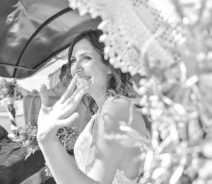 Portrait noir & blanc de la mariée dans une calèche avec de la dentelle blanche. Photographie de Flashnoah
