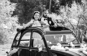 Portrait instantané d'un couple dans une voiture ancienne. Flashnoah