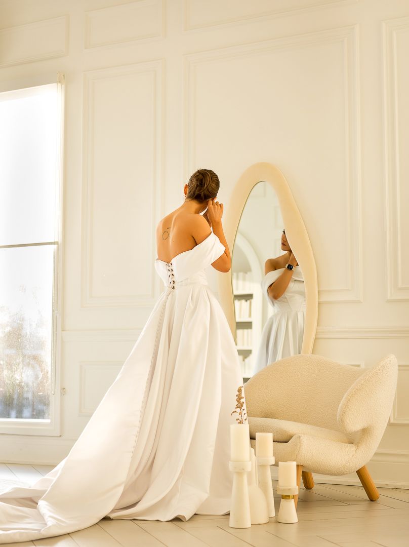 Bride's final touches, veil and jewelry, Toronto suite