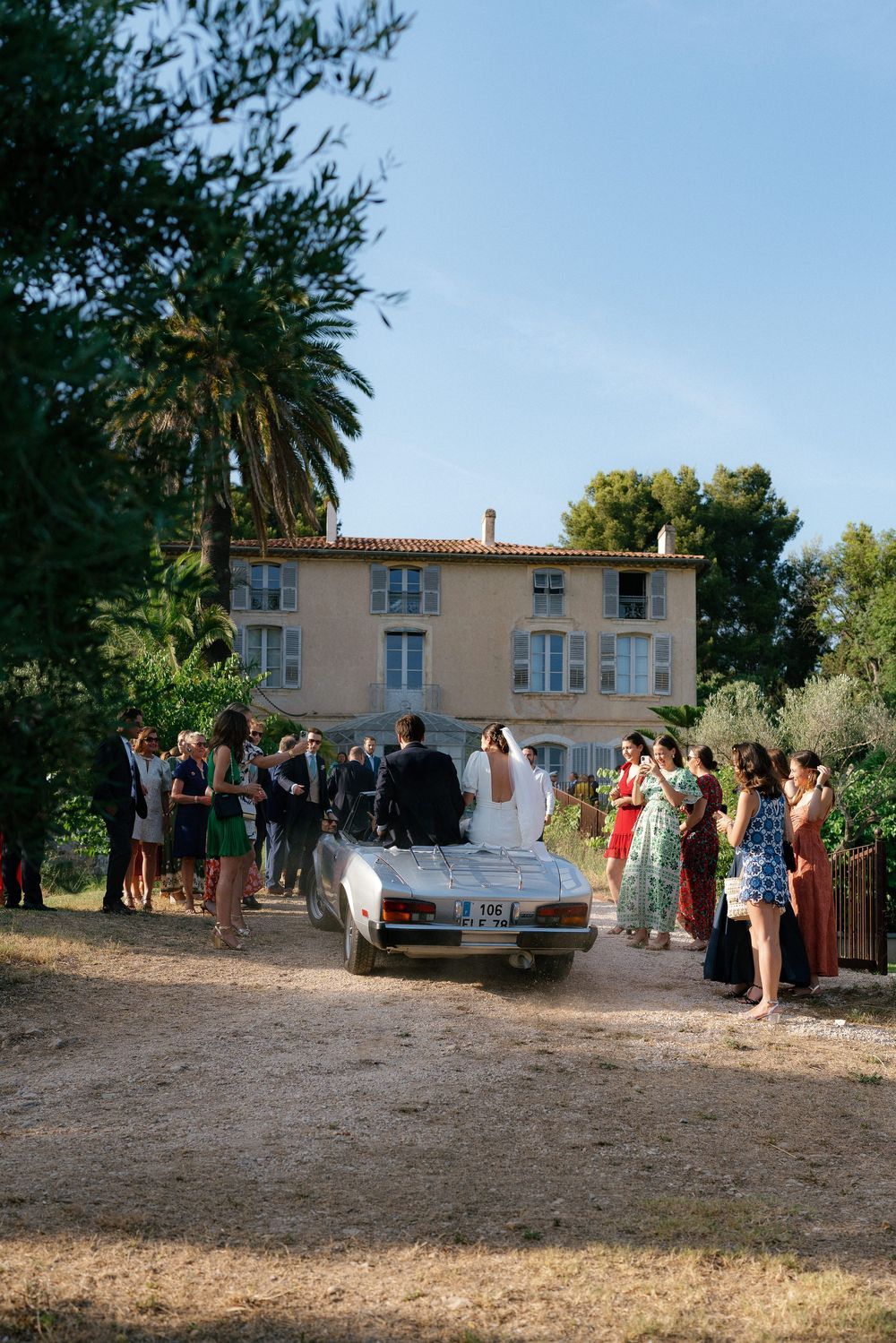 Photo des mariés arrivant en voiture sur le lieu de réception