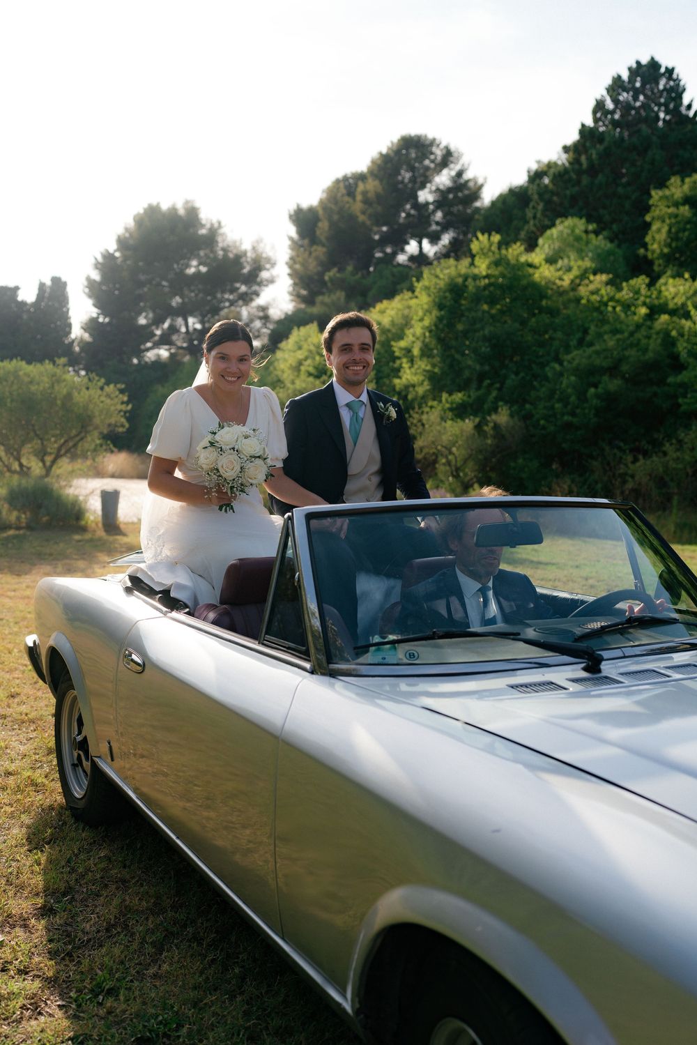 Photo des mariés arrivant en voiture sur le lieu de réception