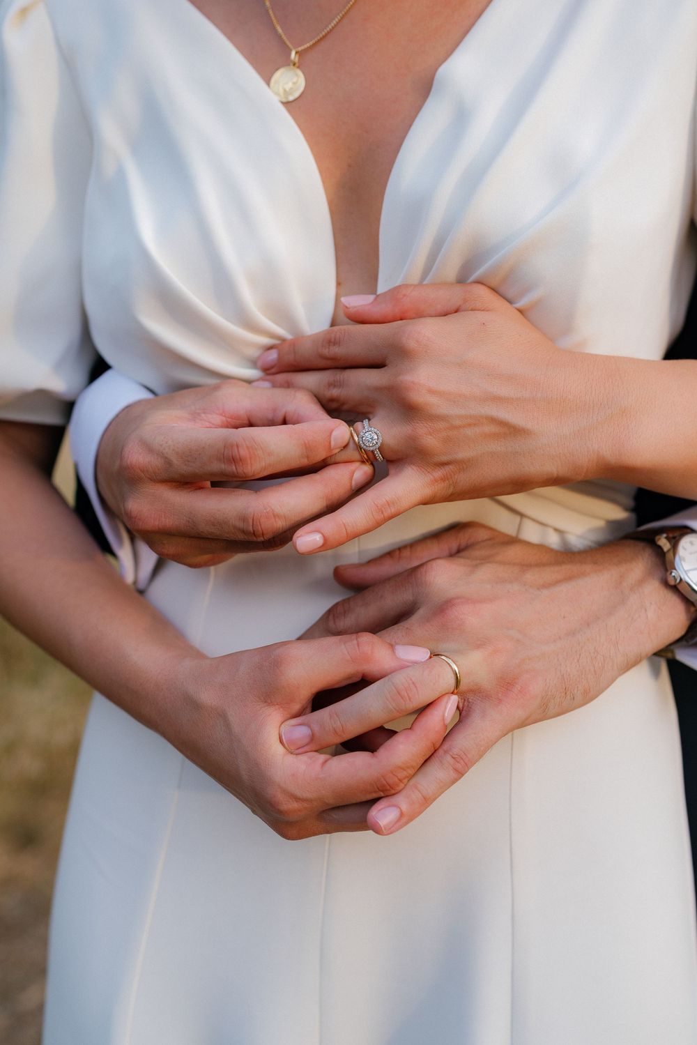 Photo de détails des alliances, photo prise lors de la séance couple durant un mariage en Provence à Oullioules