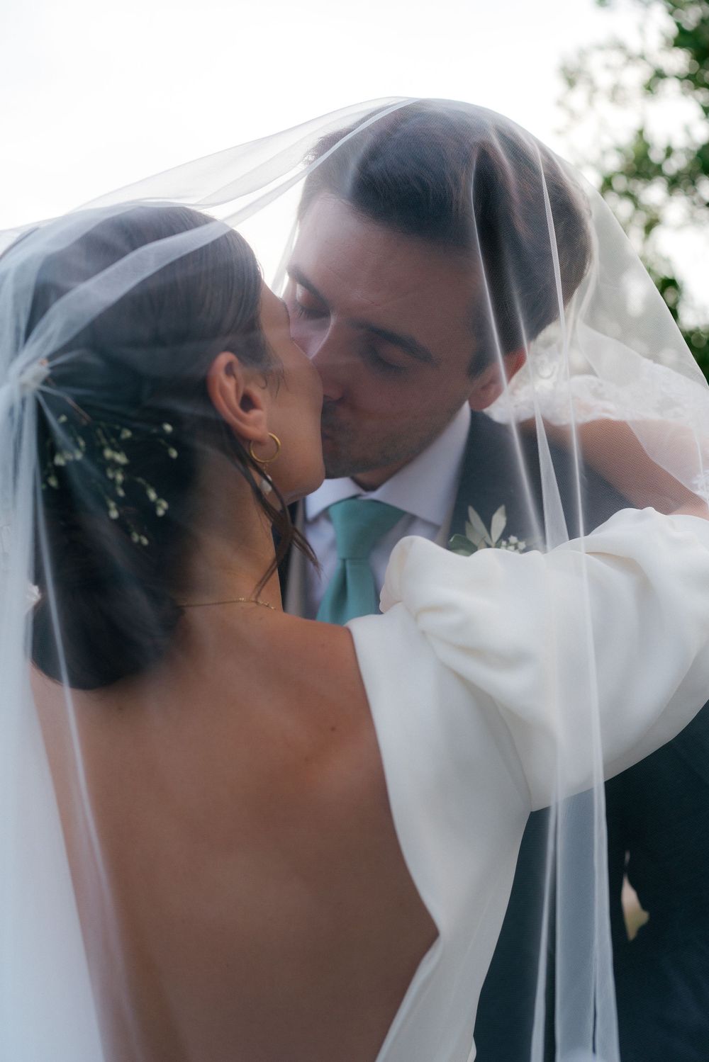 Photo de couple sous le voile de la mariée, photo prise lors de la séance couple durant un mariage en Provence à Oullioules