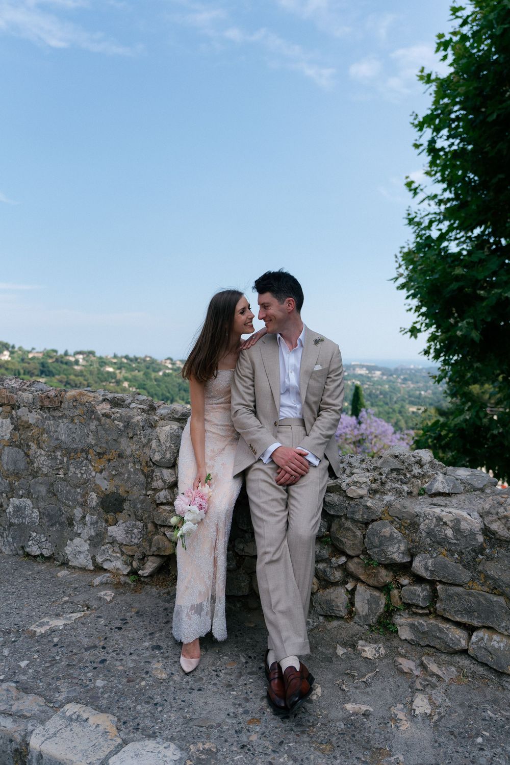 Photo de séance couple dans les rues de Saint Paul de Vence lors d'un destination Wedding