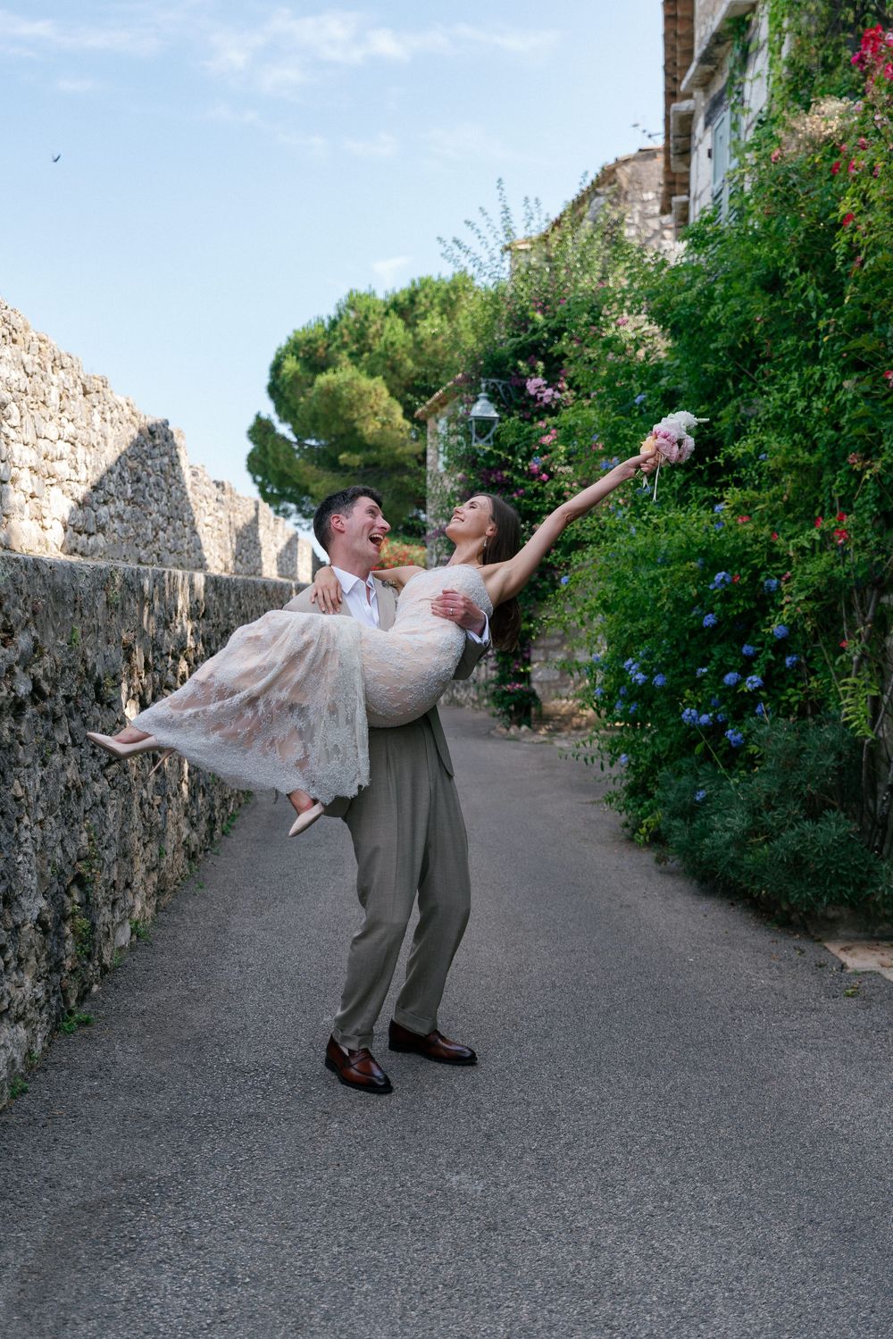 Photo de séance couple dans les rues de Saint Paul de Vence lors d'un destination Wedding