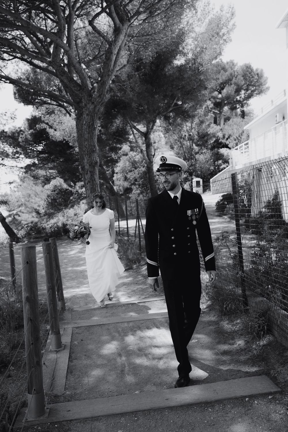 Photos de couple en noir et blanc lors d'un first look, lors d'un mariage militaire à Toulon