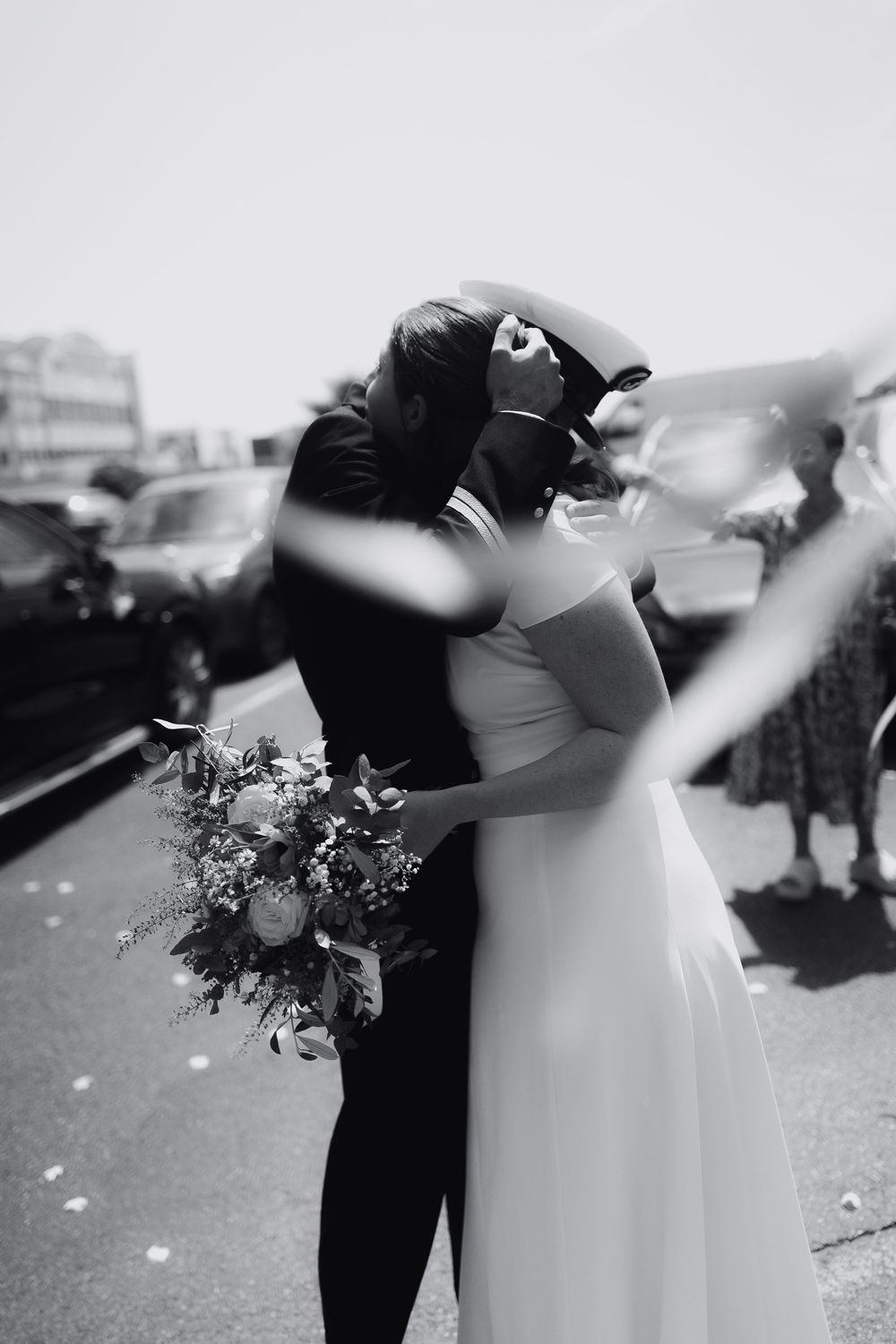Photos de couple en noir et blanc à la sortie de la mairie, lors d'un mariage militaire à Toulon
