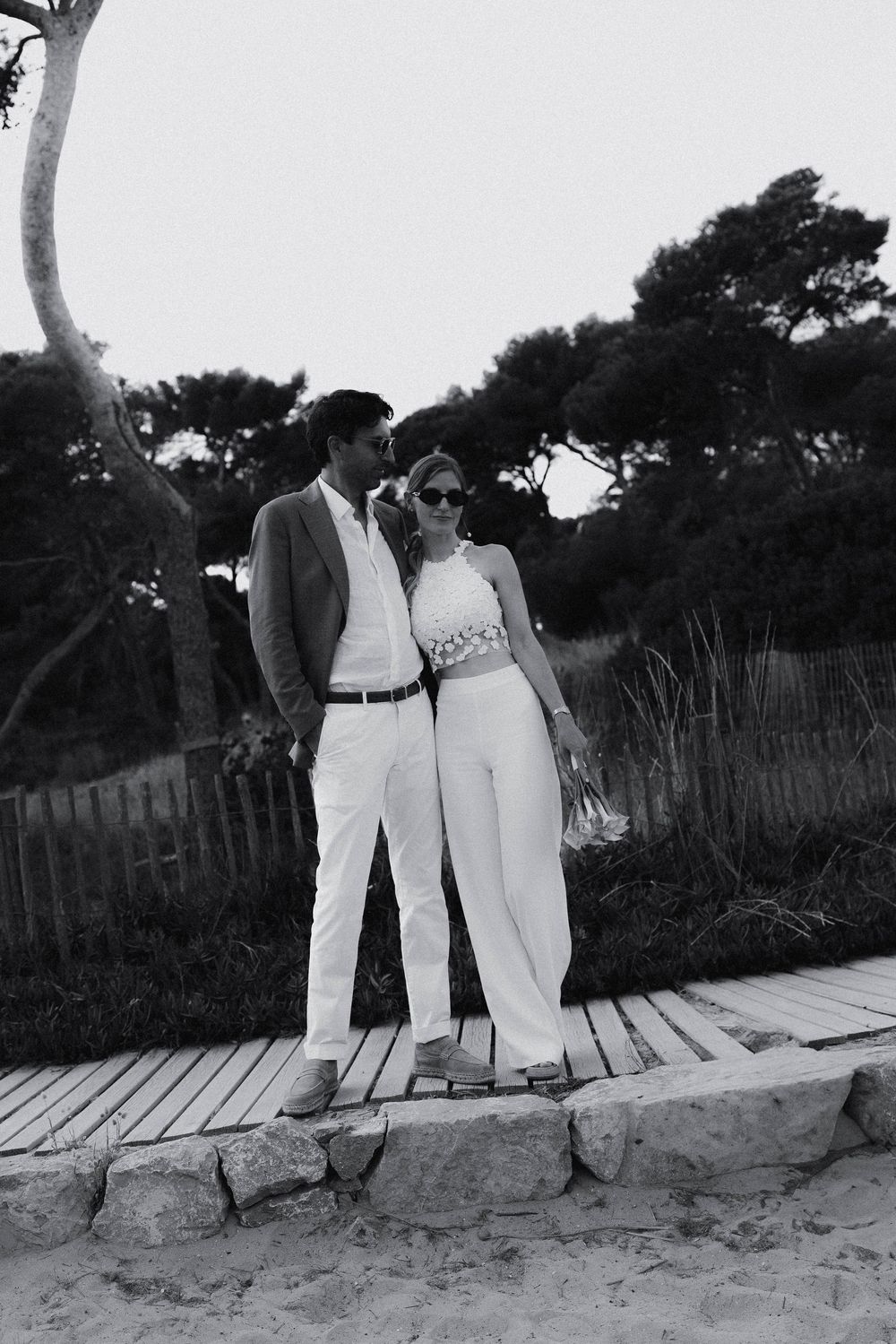 Photo en noir et blanc d'une séance couple à en bord de mer, sur la Presqu'île de Giens.