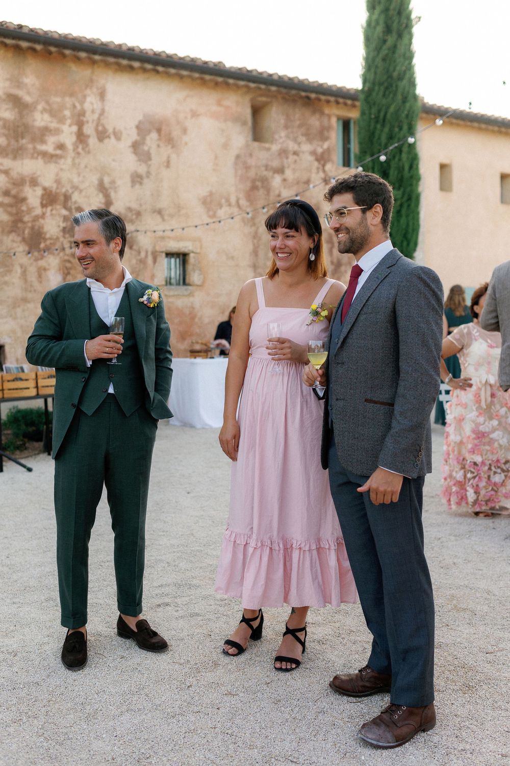 Photos des invités pendant les discours d'un mariage en Haute Provence