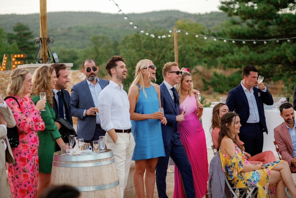 Photos des invités pendant les discours d'un mariage en Haute Provence