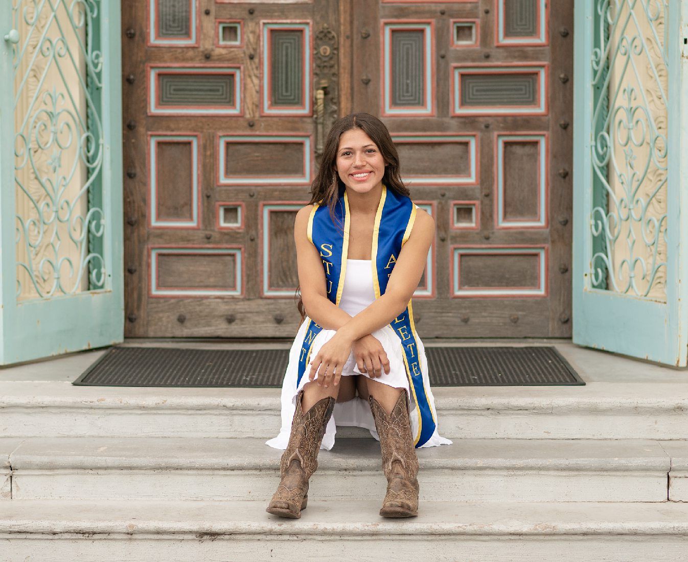 college senior girl portrait session on the OKWU campus by Kristi Bray Photography