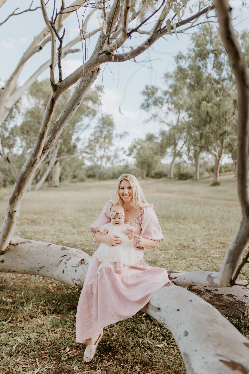 motherhood session in mount isa. mother and daughter pose on tree
