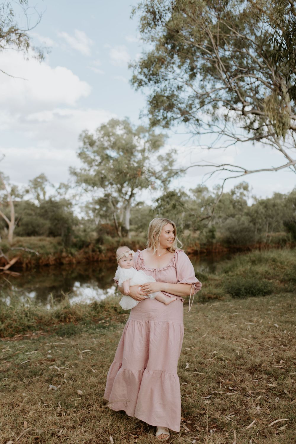 motherhood session in mount isa. East leichardt river in background