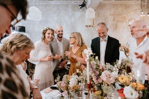 kāzu viesi, svinības kāzās, jaunā pāra vecāki, kāzu fotogrāfs Rīgā, kāzu svinības Rīgā, kāzas fon Stricka villā