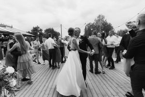 jaunā pāra deja, pirmā deja, kāzu svinības, kāzu fotogrāfs
