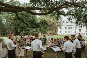 ceremonija zem ozola, ceremonija ārā, kāzu ceremonija ārā, kāzu fotogrāfs, mūzika ceremonijā, mūziķi kāzu ceremonijā