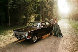 kāzas mežā, netradicionāla kāzu kleita, kāzu auto, zaļa kāzu kleita fotosesija mežā, labākais kāzu fotogrāfs