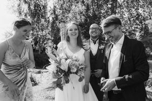 jaunā pāra sveikšana, viesi kāzās, viesu aktivitātes, kāzu fotogrāfs