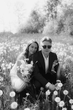 Kāzu fotosesija pieneņu pūkās, kāzu fotogrāfs Tūjā, Kāzu fotosesija Tēva mājas Garoza