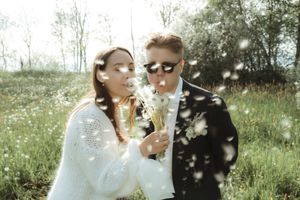 kāzu fotosesija pieneņu pūkās, adīta līgavas jaka, kāzu fotogrāfs Tūjā