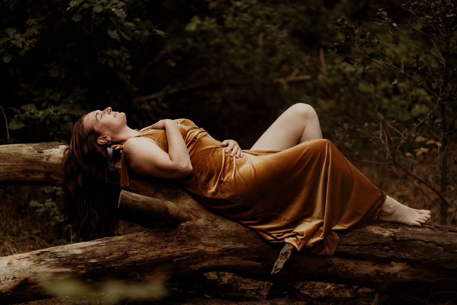 vrouw-fotoshoot-bos-boom-empowerment-nederland