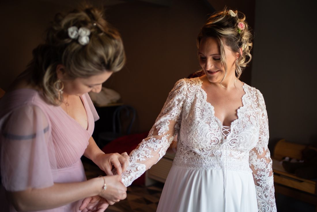 Photographe mariage Bourg-en-Bresse, Ain, Rhône, Jura, Saône-et-Loire. Inspiration mariage. Photos sur le vif. Emotion. Préparatif mariée