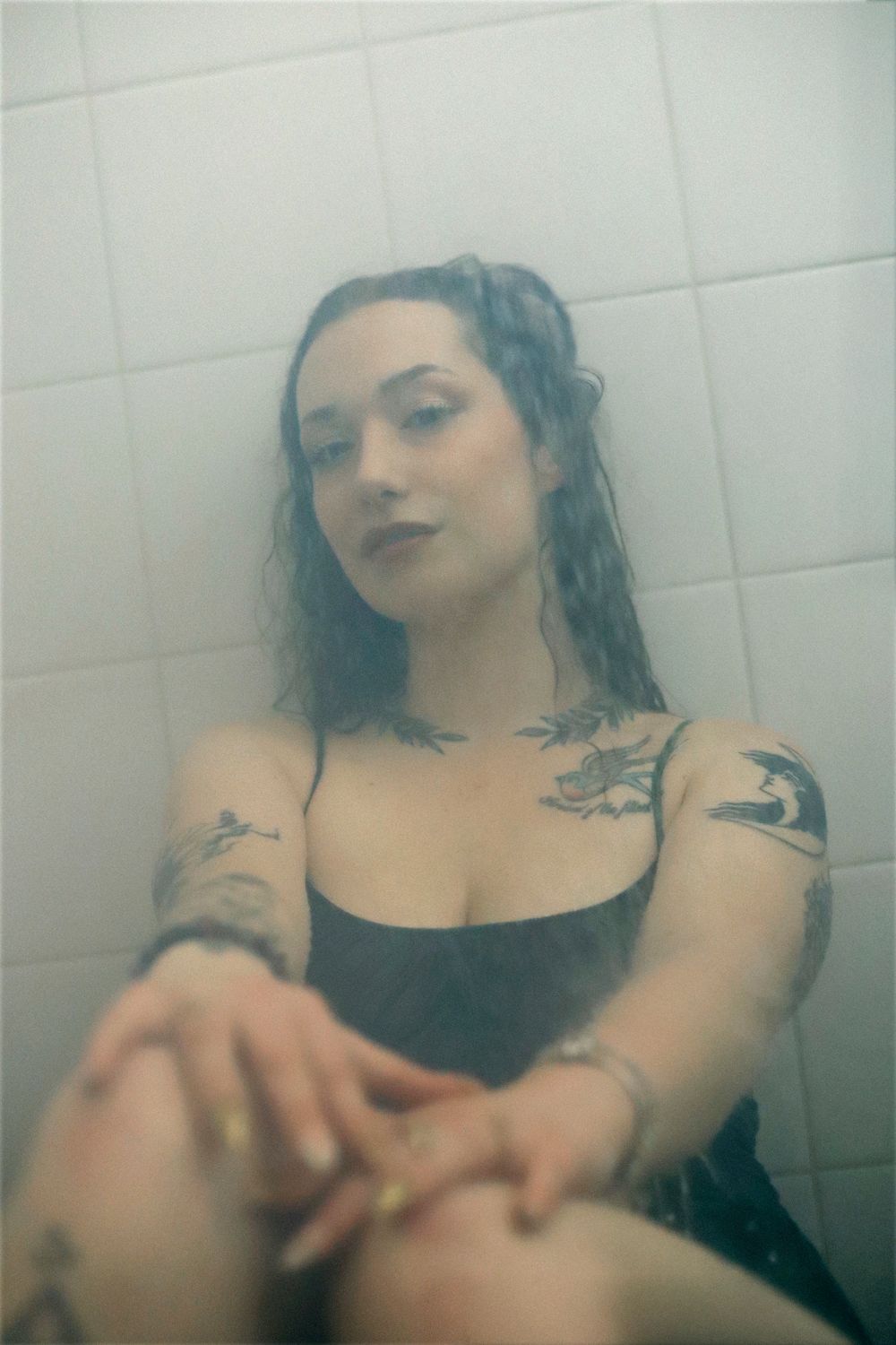 Séance photo par Chaemi Studio, photographe portrait à Montpellier. Shooting créatif dans une ambiance intime, sensuelle et féminine.