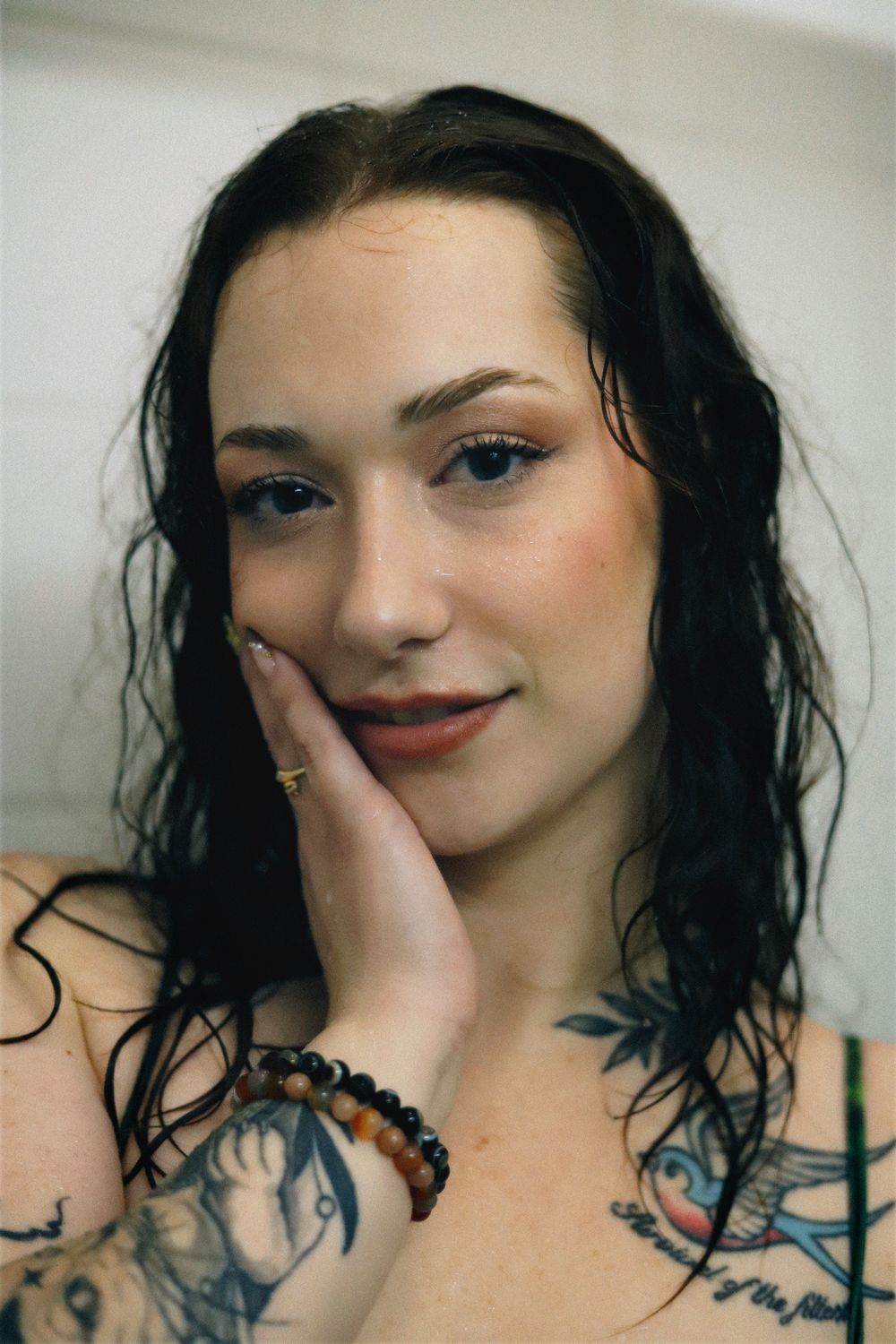 Séance photo par Chaemi Studio, photographe portrait à Montpellier. Shooting créatif dans une ambiance intime, sensuelle et féminine.