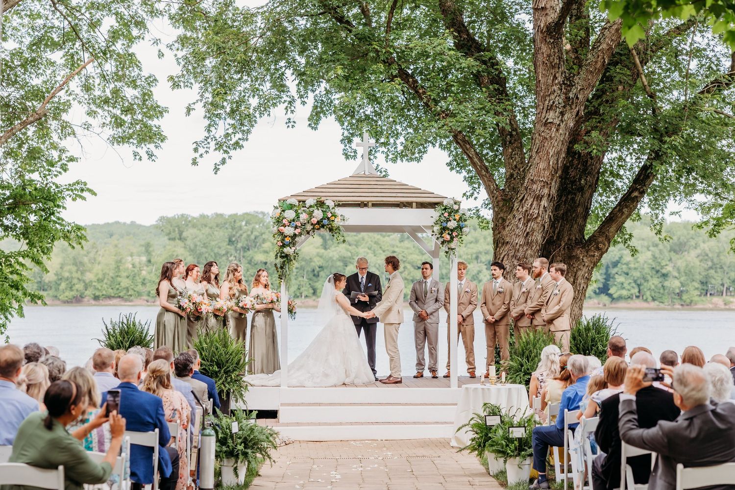 Outdoor wedding ceremony at The Inn at Oneonta in Northern Kentucky.