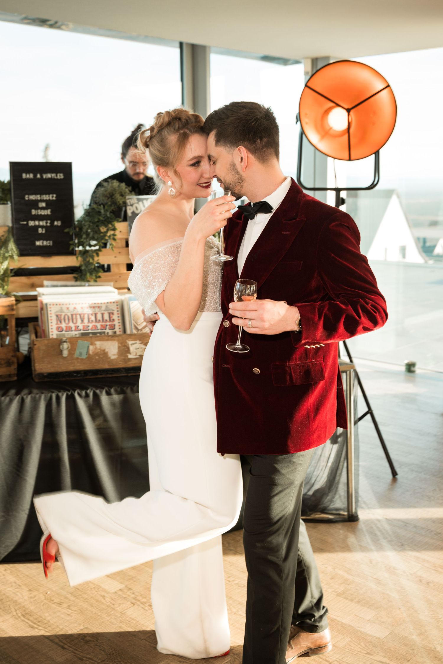Couple de mariés dans un shooting inspiration pop british en Alsace
