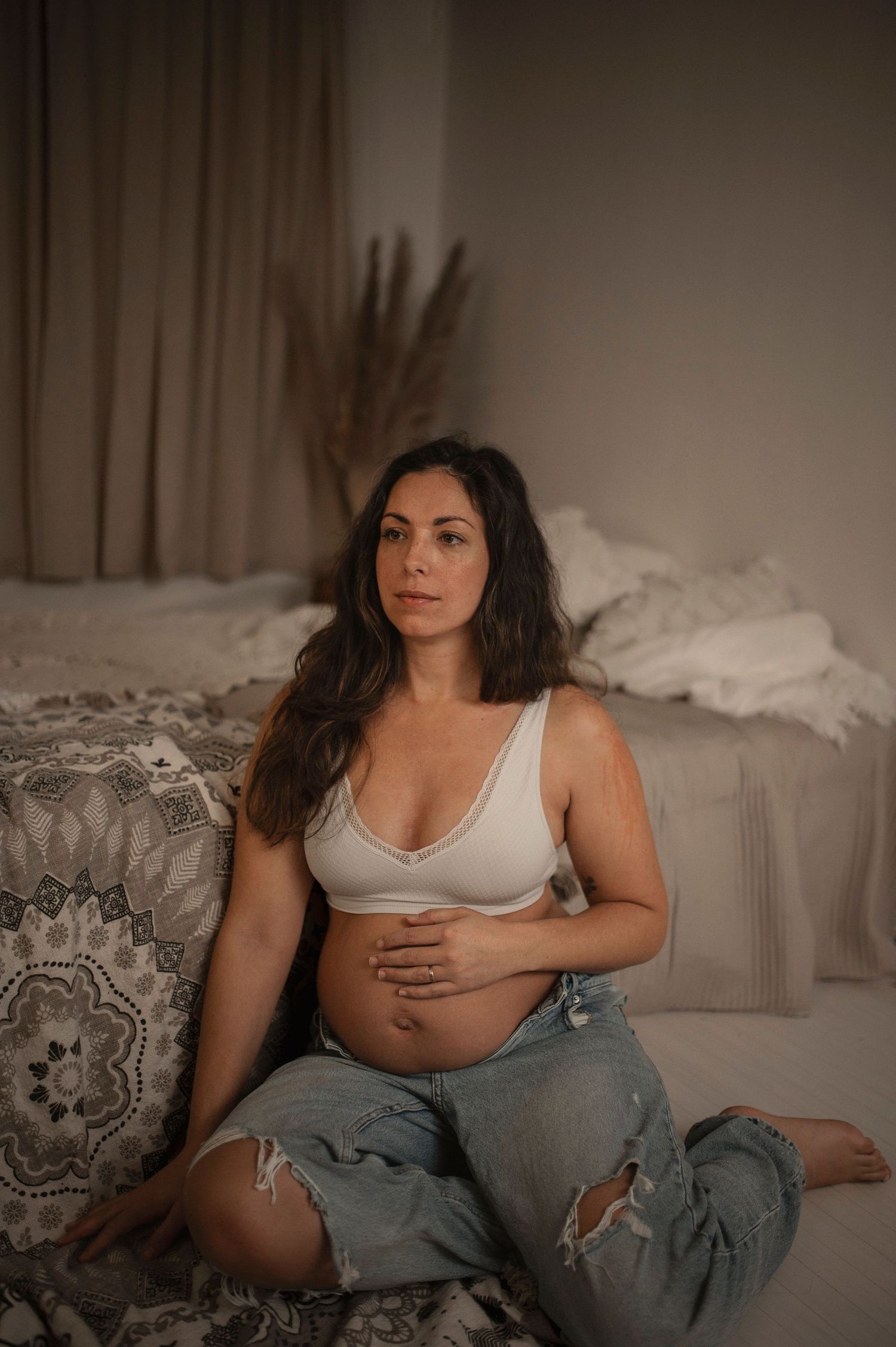 Vacker gravid kvinna på sin gravidfotografering i Lovestories By Saras bohemiska studio.