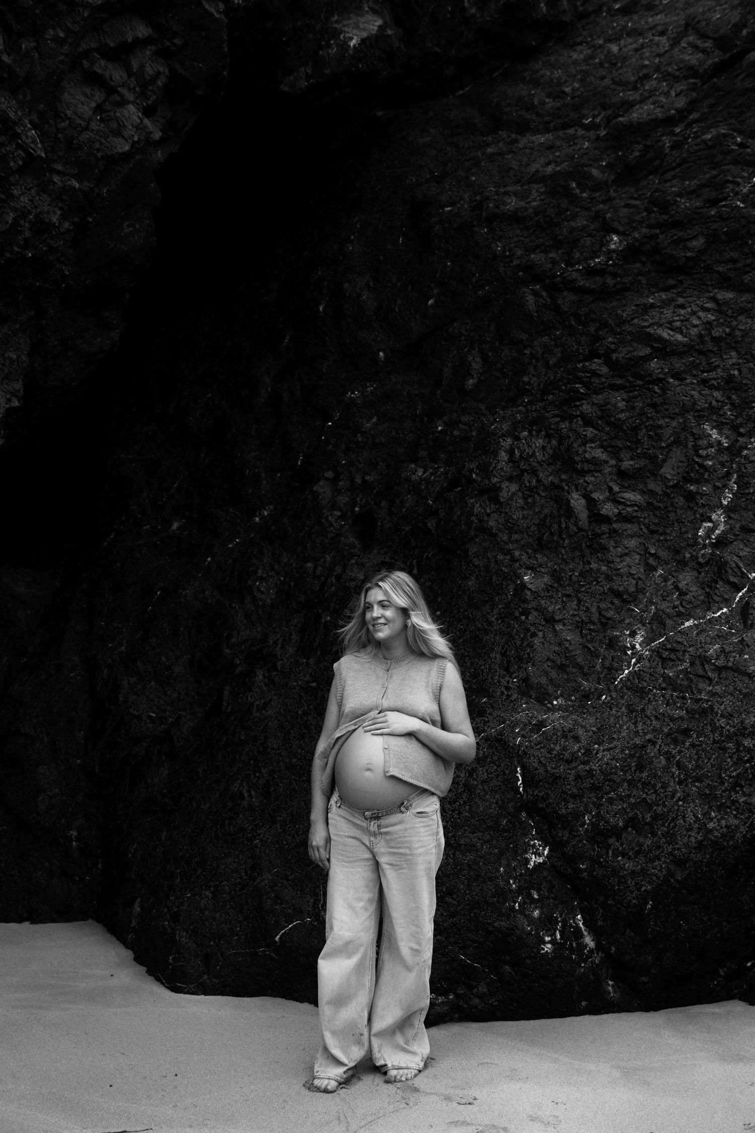 Dreamy fashion-es maternity shoot at Kynance Cove, Cornwall.