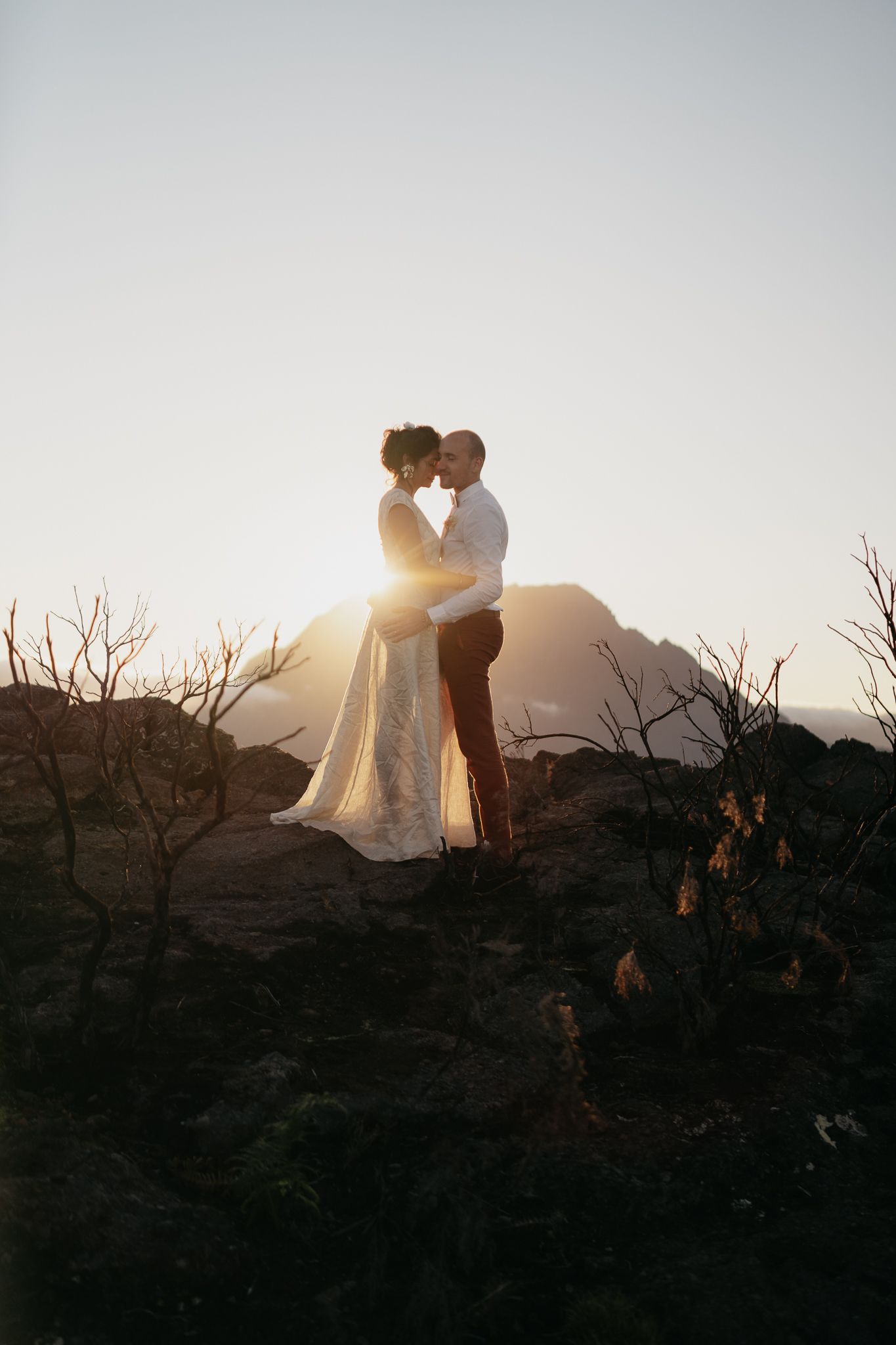 Photographe capturant un moment complice entre deux amoureux en pleine nature