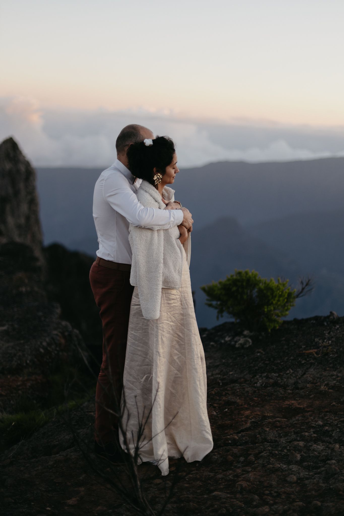 Couple enlacé lors d’une séance photo en montagne