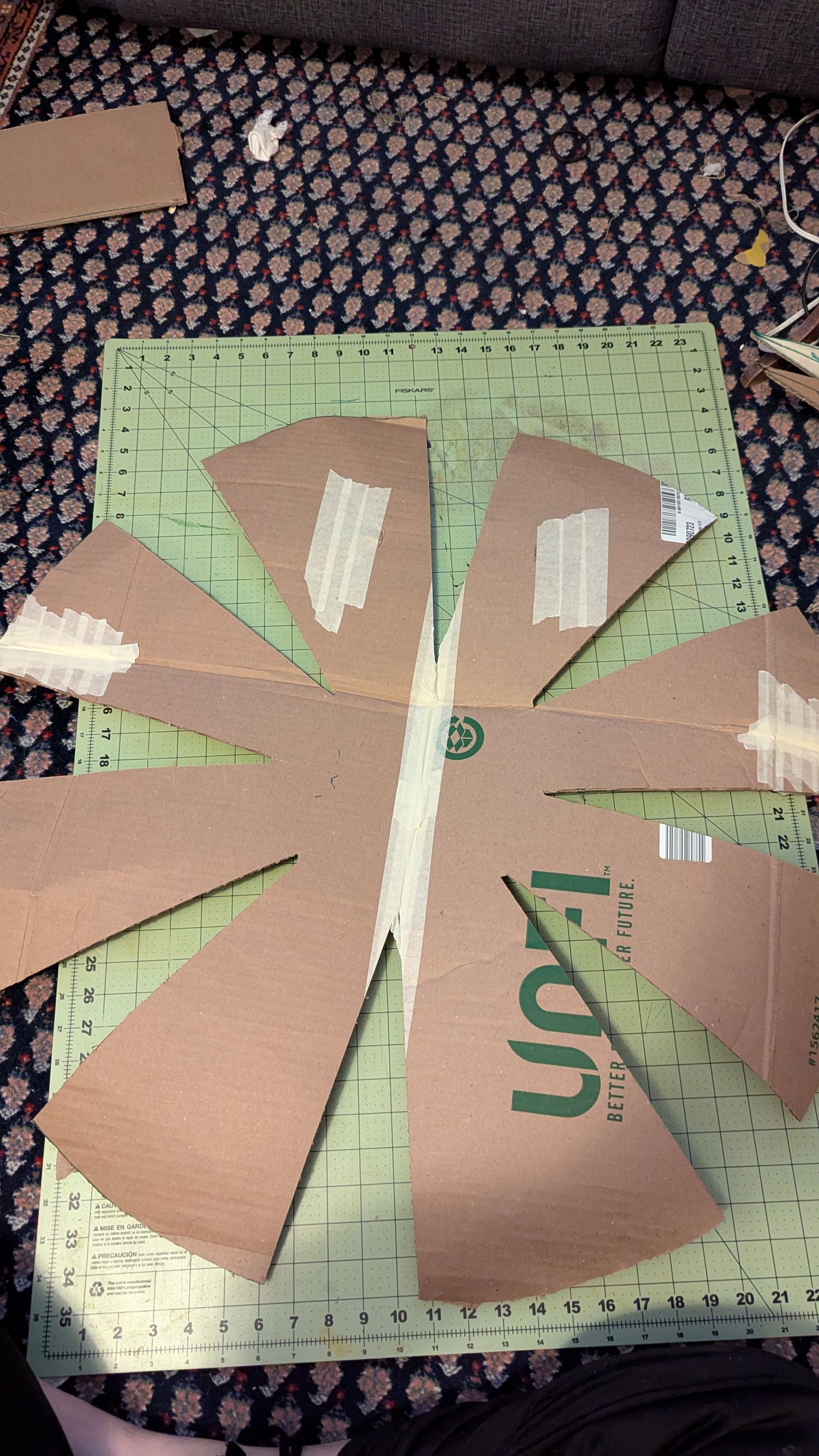 The circle that becomes the mushroom top has gores cut out of it at even increments.