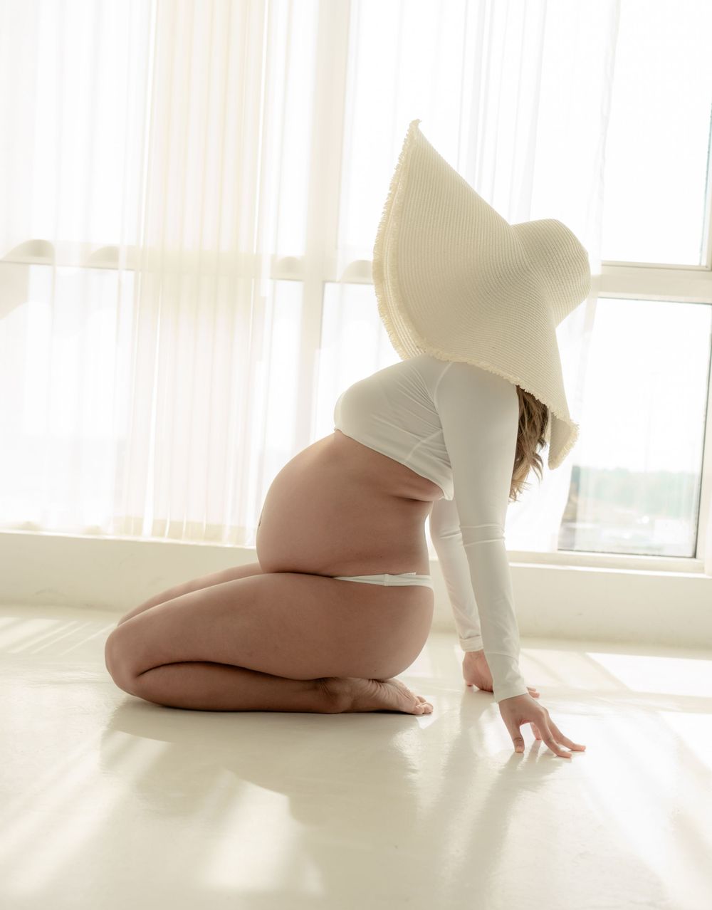 Experience the most elegant maternity photoshoot in Dubai with MohaStudio.
the best maternity photography experiences in Dubai and the UAE