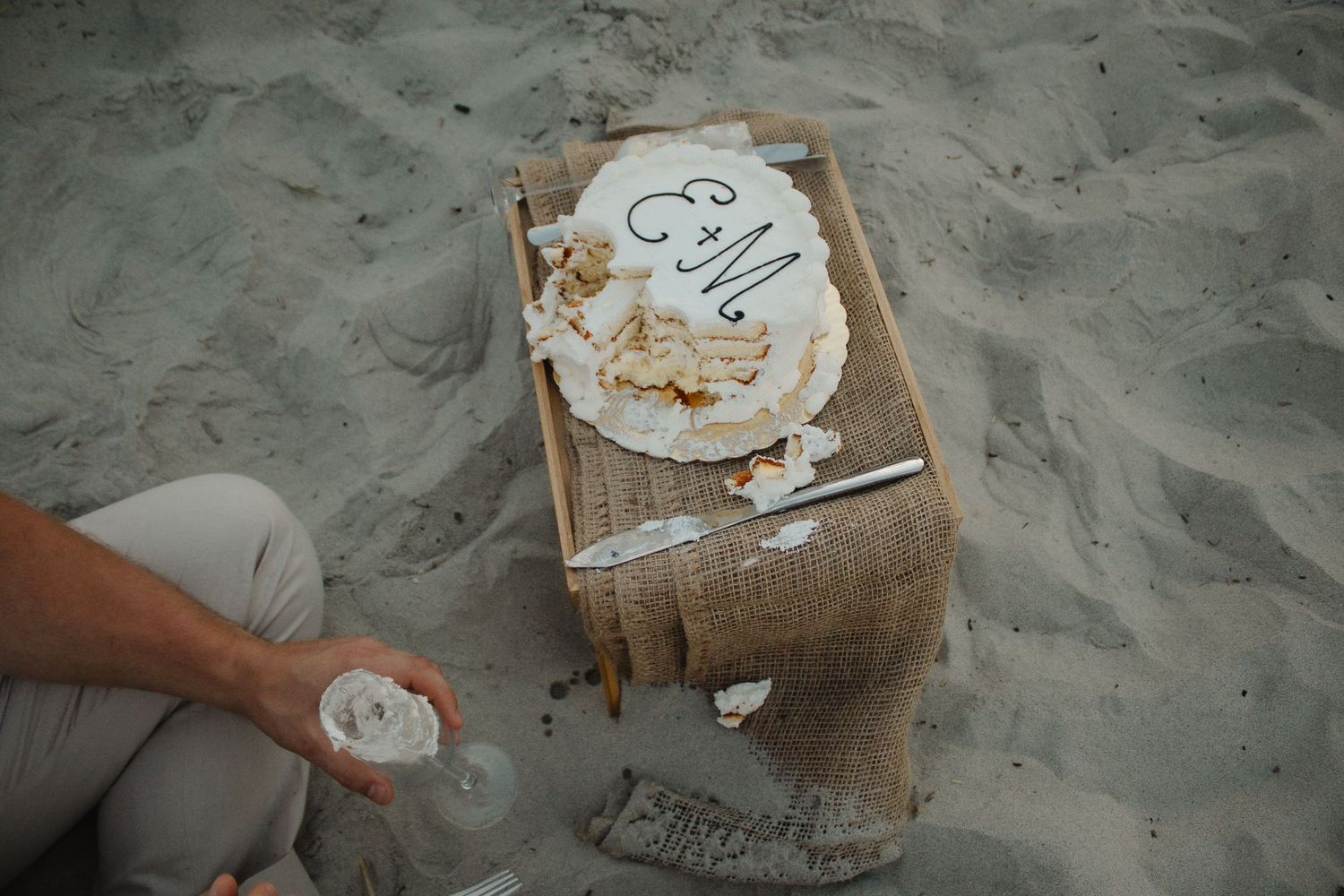 cutting cake on beach, elopement, Cincinnati, northern Kentucky, travel photographer, beach elopement