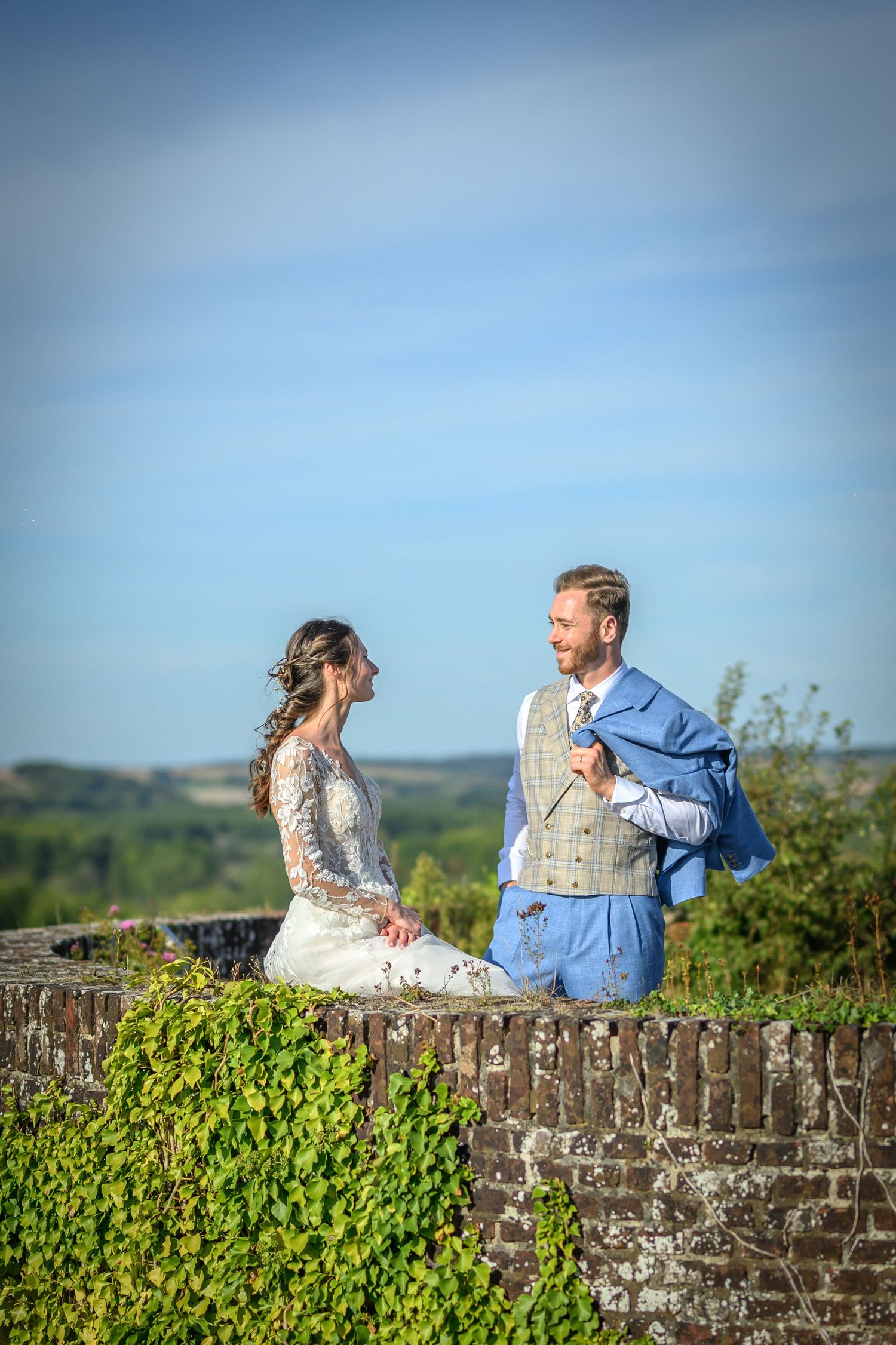Photo de mariage d'un couple sur les remparts du fort en France