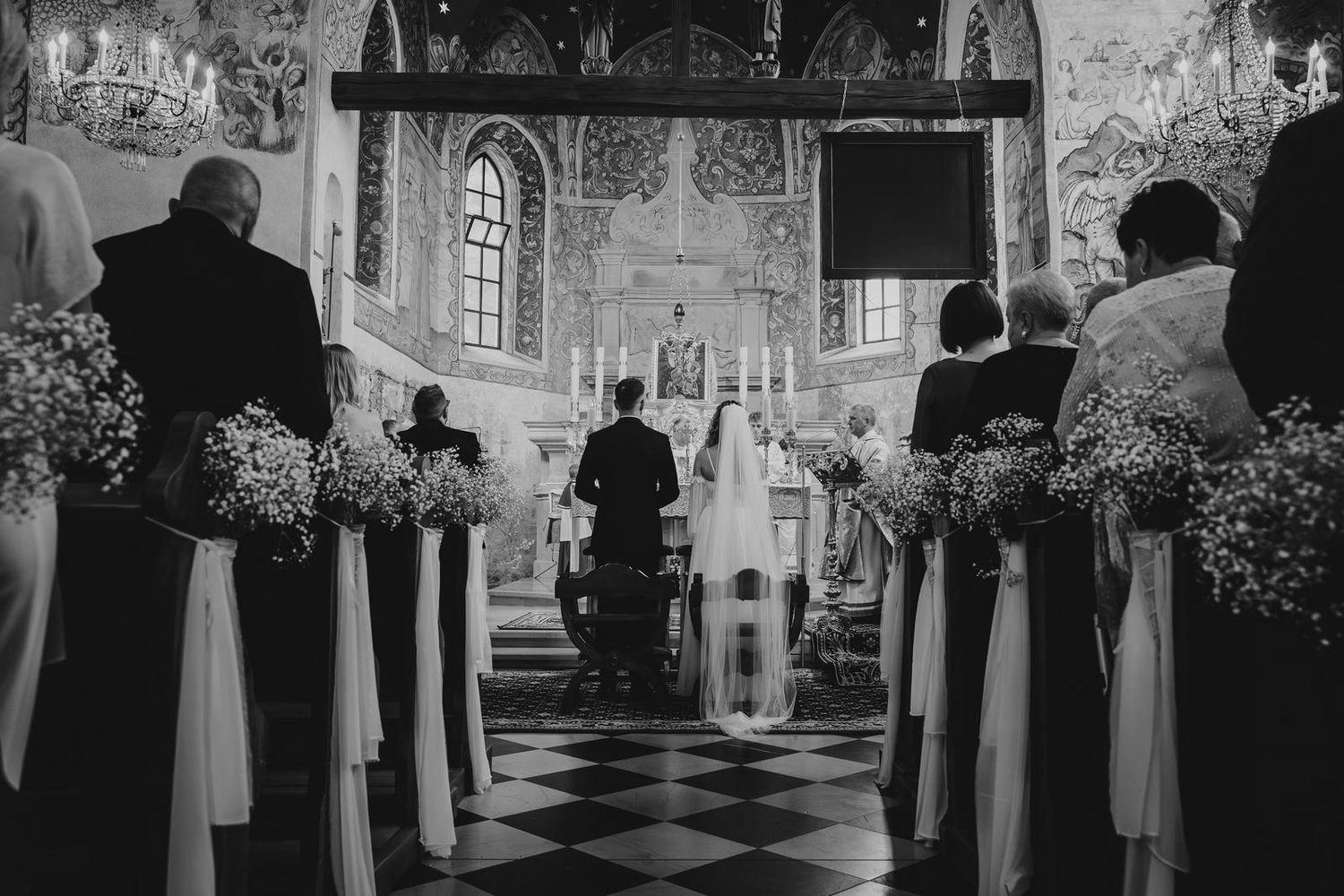 Para młoda przed ołtarzem w oczekiwaniu na rozpoczęcie ceremonii