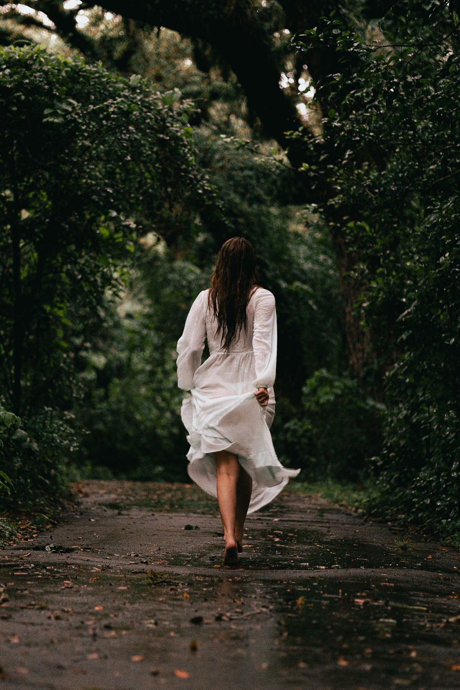 Editorial fashion portrait in Miami park, white dress inspired by Dior. Styled shoot for Pinterest + Instagram by MannyPortraits.