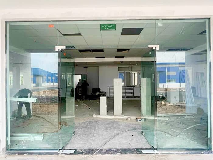 Sử dụng cửa kính cường lực 2 cánh cho mặt tiền văn phòng sang trọng
