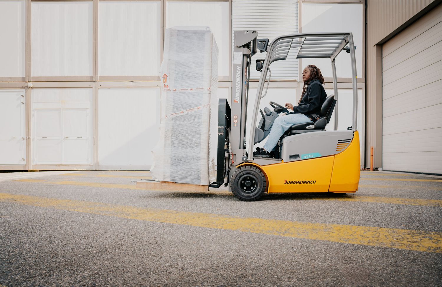 reportage photo entreprise industrielle. une femme conduit un chariot élévateur. synerys. Autan Blanc. Thibaut Deligey.