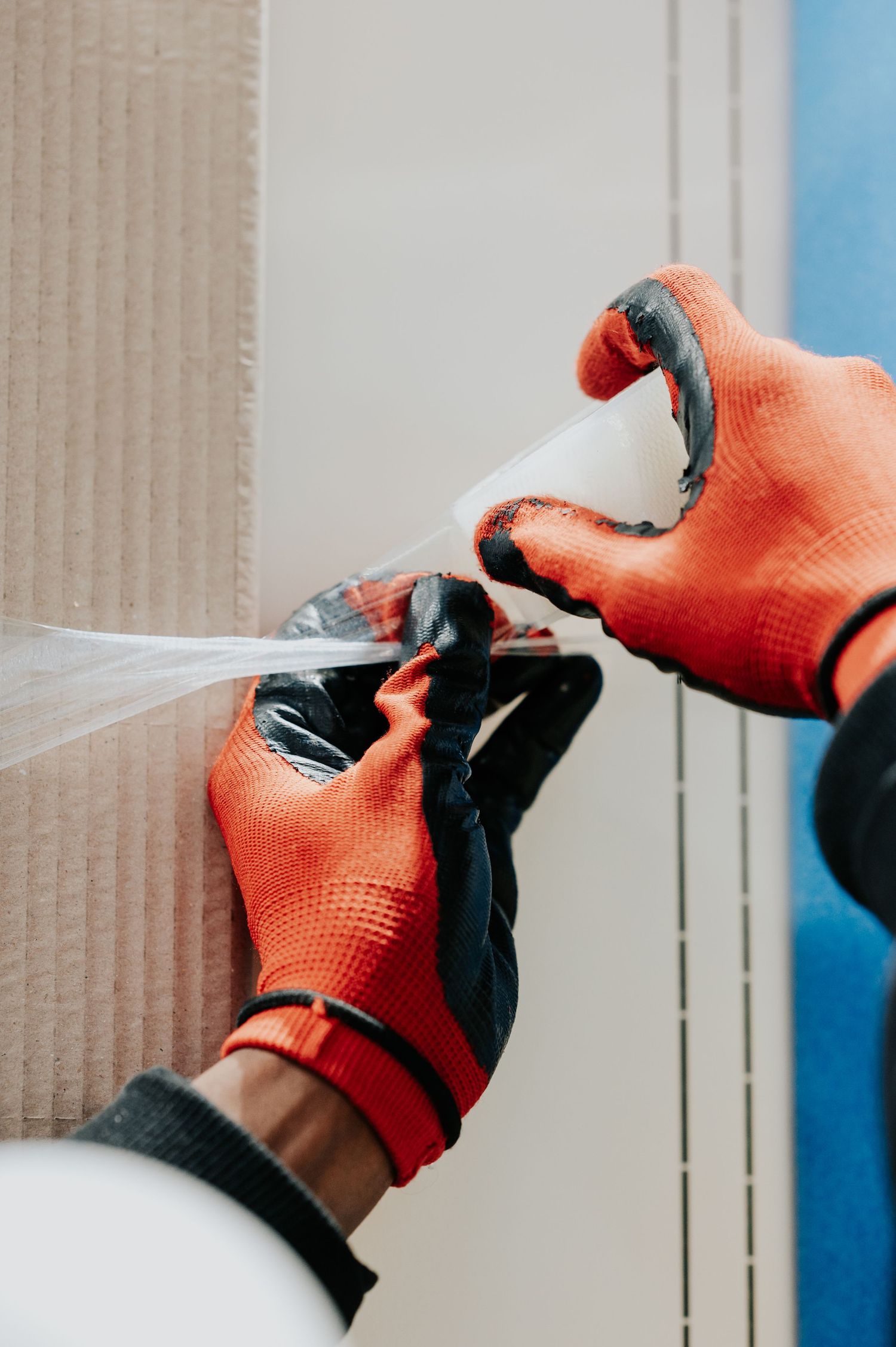 reportage photo entreprise industrielle. Détail d'une main qui manipule un film plastique. synerys. Autan Blanc. Thibaut Deligey.