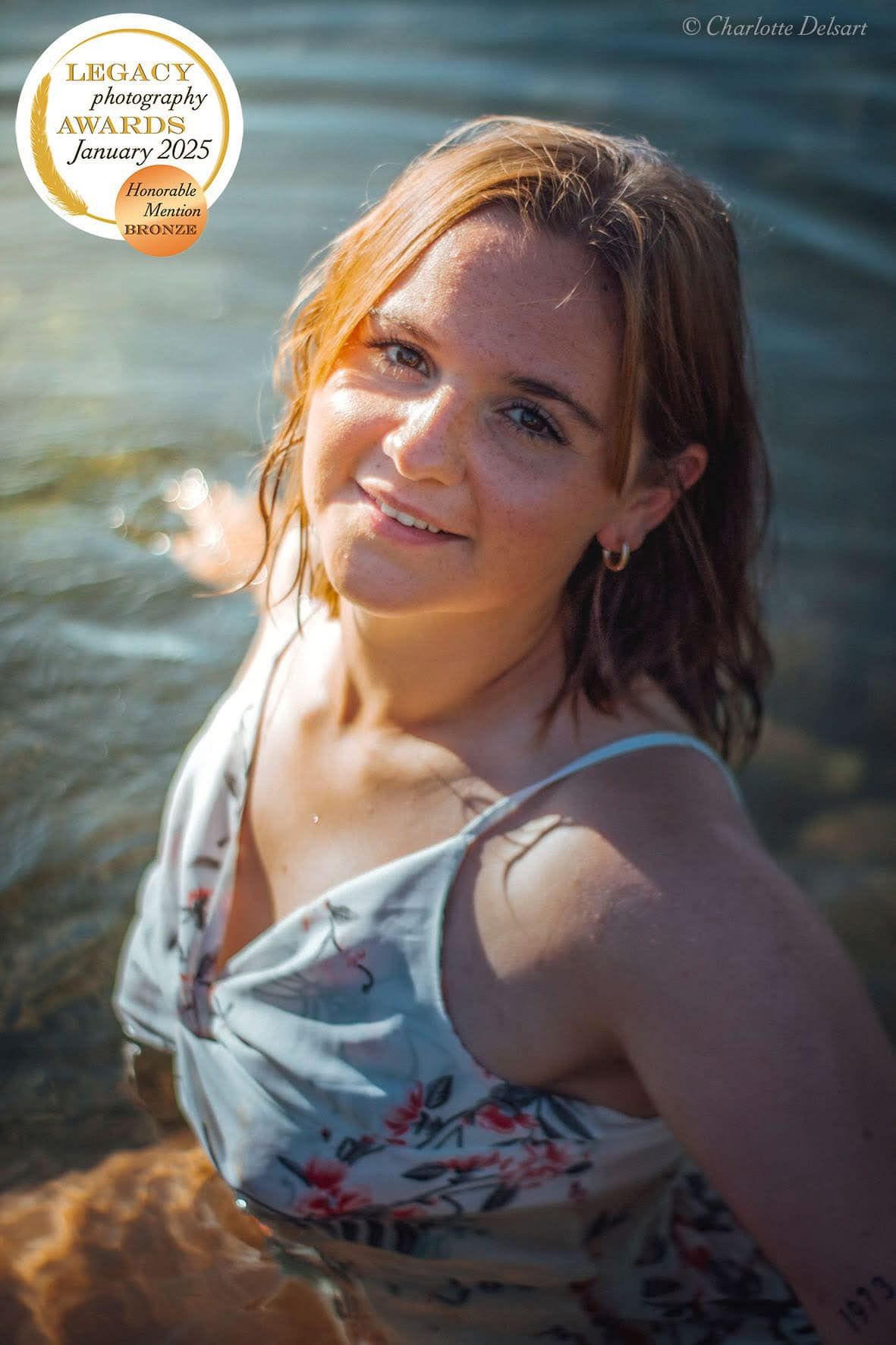 Portrait primé de Charlotte Delsart, reconnu lors d'un concours de photographie pour sa composition créative et son émotion capturée.