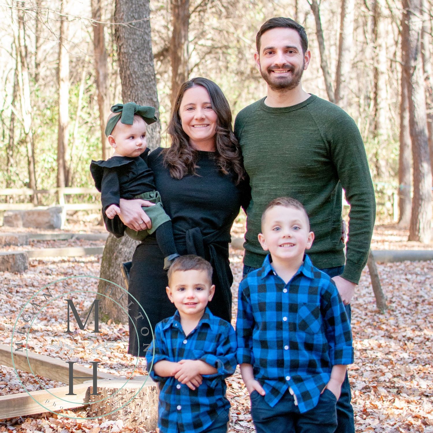 Family of 5 outdoor pose