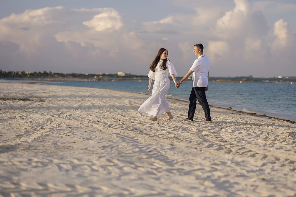 Couple by the beach during anniversary portraits at Banyan Tree Mayakoba.