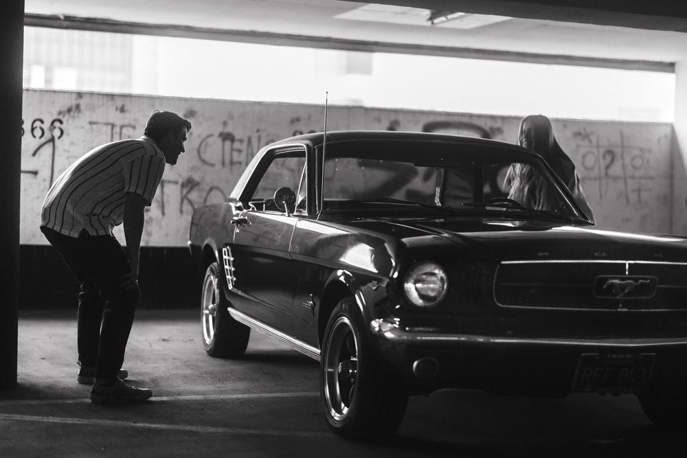 Stylowy Ford Mustang w miejskim klimacie