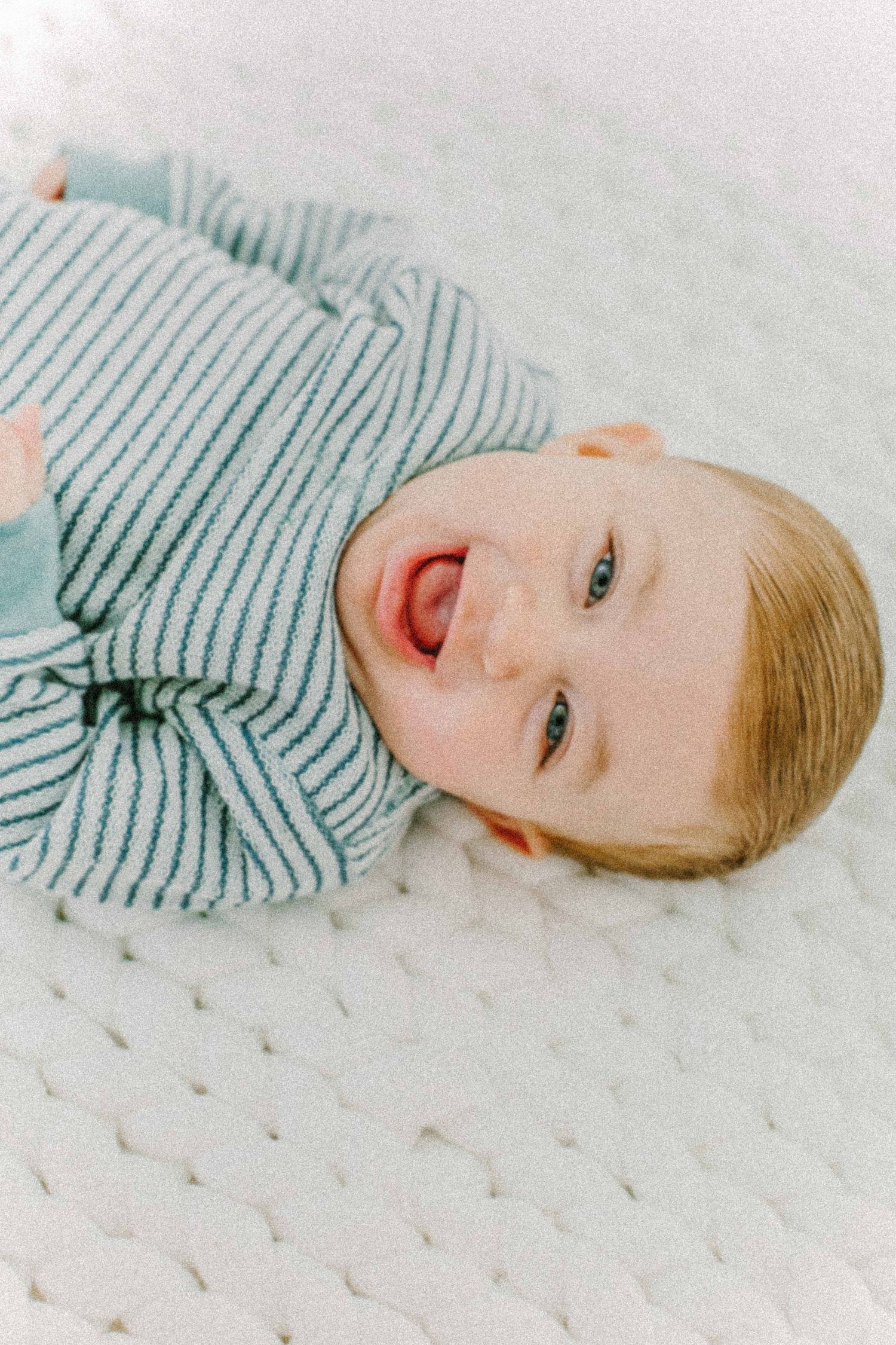 Lisbon baby portraits — bebé feliz, brincadeiras e ternura captadas com amor.